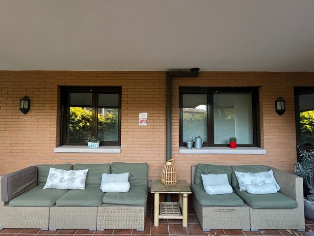 Sofá modular exterior beige y verde