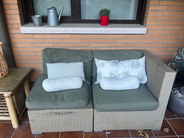 Sofá modular exterior beige y verde