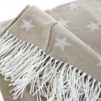 Manta bege com estrelas