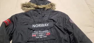 Chaqueta Noruega Negra con Capucha y Logo