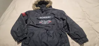Chaqueta Noruega Negra con Capucha y Logo