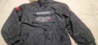 Chaqueta Noruega Negra con Capucha y Logo