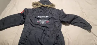 Chaqueta Noruega Negra con Capucha y Logo