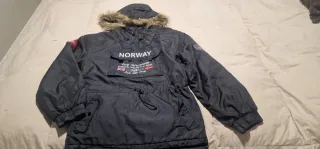 Chaqueta Noruega Negra con Capucha y Logo