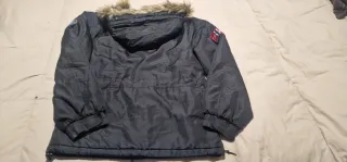 Chaqueta Noruega Negra con Capucha y Logo