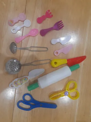 Bebé y comiditas de juguete