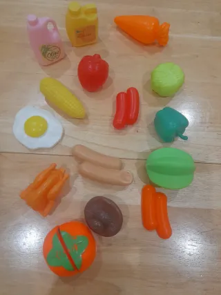 Bebé y comiditas de juguete