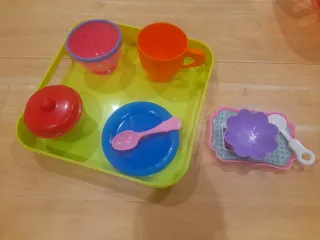 Bebé y comiditas de juguete