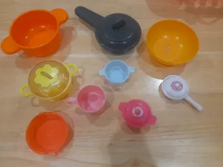 Bebé y comiditas de juguete