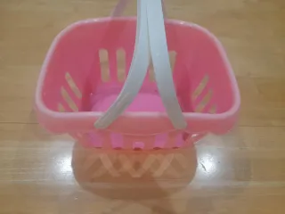 Bebé y comiditas de juguete