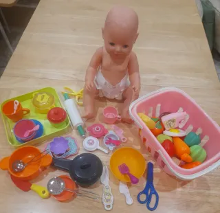 Bebé y comiditas de juguete