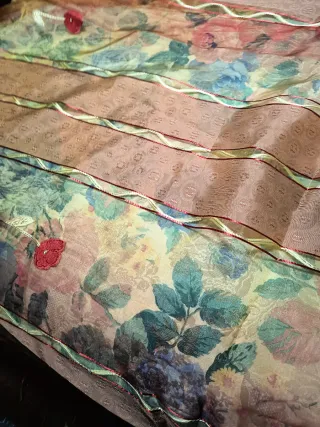 Cortina grande dorada y roja con flores