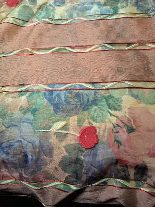 Cortina grande dorada y roja con flores