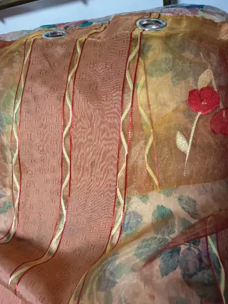 Cortina grande dorada y roja con flores