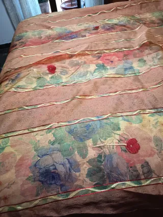 Cortina grande dorada y roja con flores