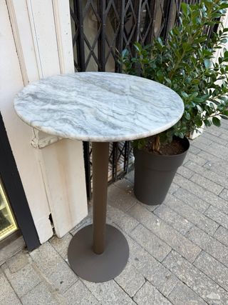 Tavolo alto da bar in ferro con base in marmo
