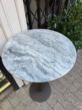 Tavolo alto da bar in ferro con base in marmo