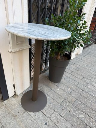 Tavolo alto da bar in ferro con base in marmo