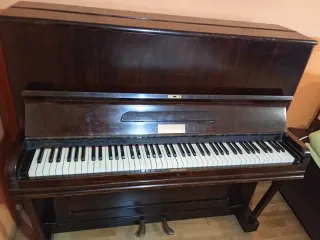 Piano de pared madera oscura.