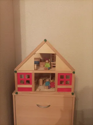 Casita de madera de juguete