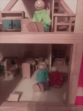 Casita de madera de juguete