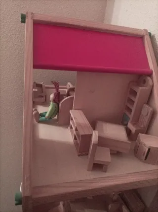 Casita de madera de juguete