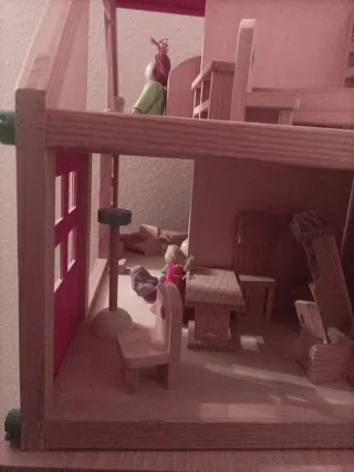 Casita de madera de juguete