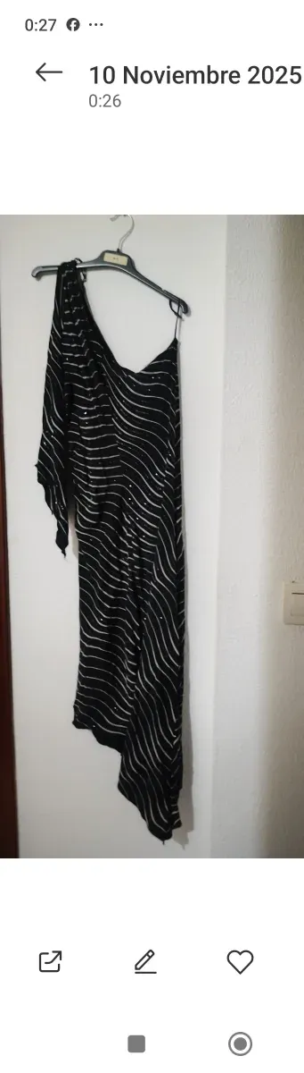 Vestido largo negro con detalles plateados