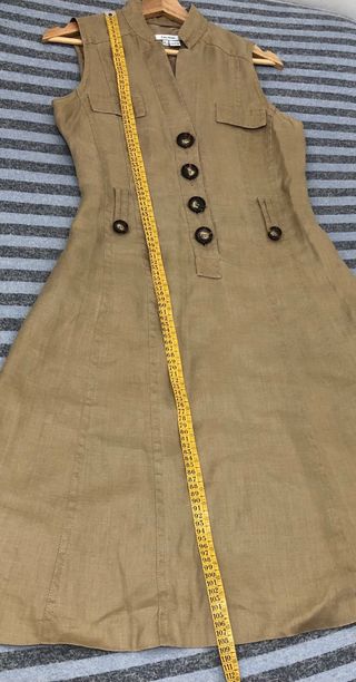 Vestido sin mangas color beige y marrón