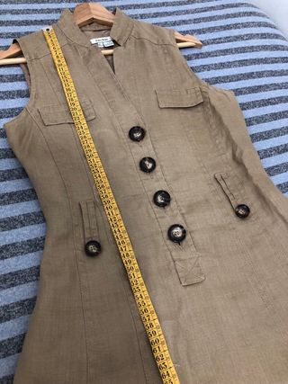 Vestido sin mangas color beige y marrón