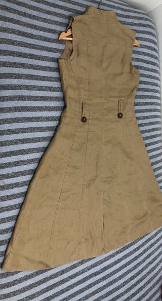 Vestido sin mangas color beige y marrón