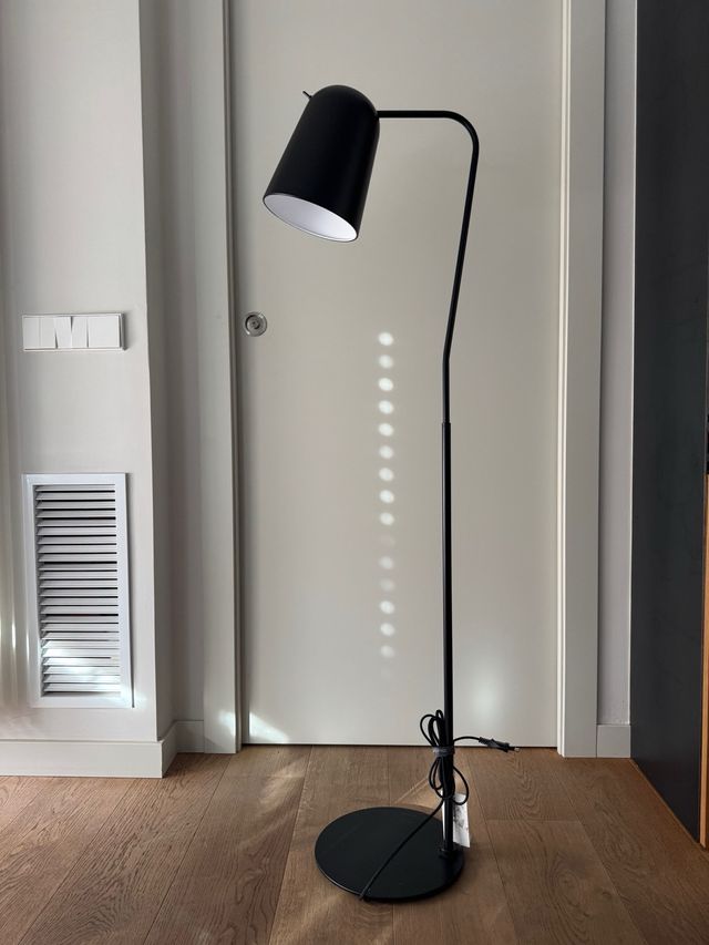 Lámpara de pie negra Aromas P1169. escucho ofertas