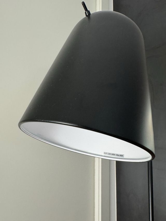 Lámpara de pie negra Aromas P1169. escucho ofertas