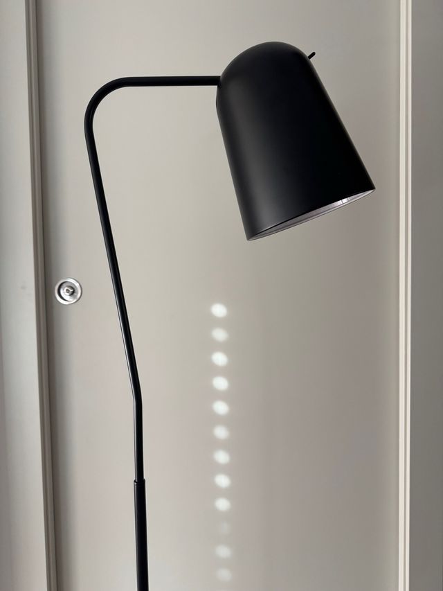 Lámpara de pie negra Aromas P1169. escucho ofertas