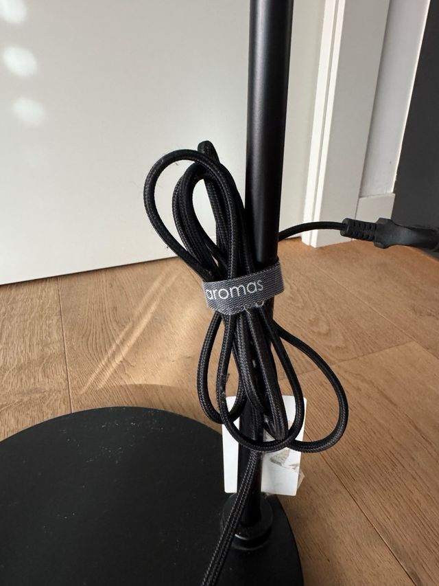 Lámpara de pie negra Aromas P1169. escucho ofertas