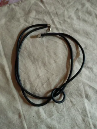 Collana in gomma nera
