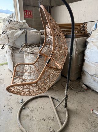 Sillón colgante ratán con base metálica