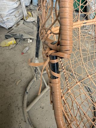 Sillón colgante ratán con base metálica