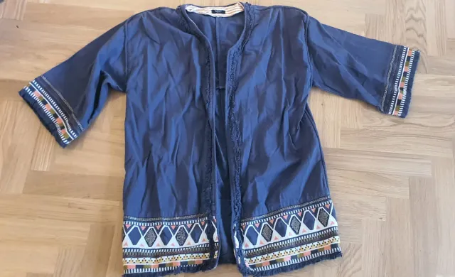 Chaqueta azul marino bordada con abalorios.