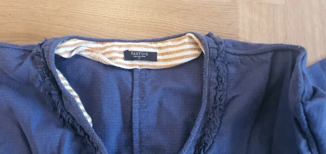 Chaqueta azul marino bordada con abalorios.