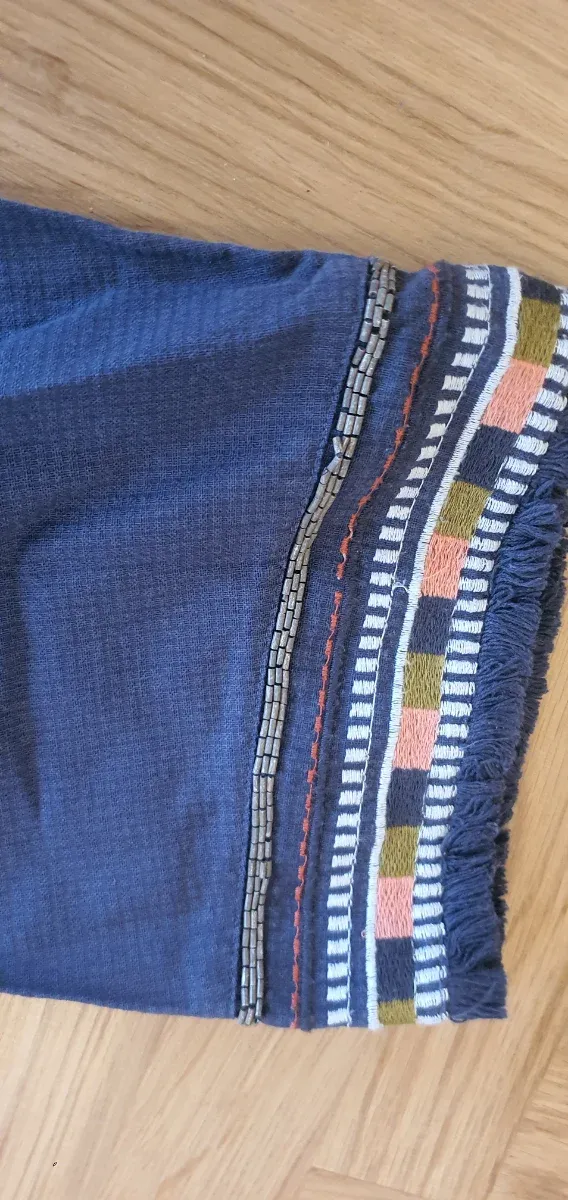 Chaqueta azul marino bordada con abalorios.