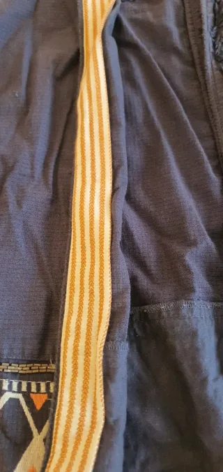 Chaqueta azul marino bordada con abalorios.