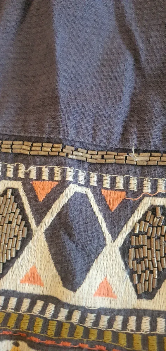 Chaqueta azul marino bordada con abalorios.