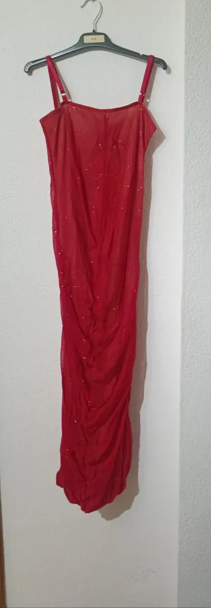 Vestido largo rojo con brillos
