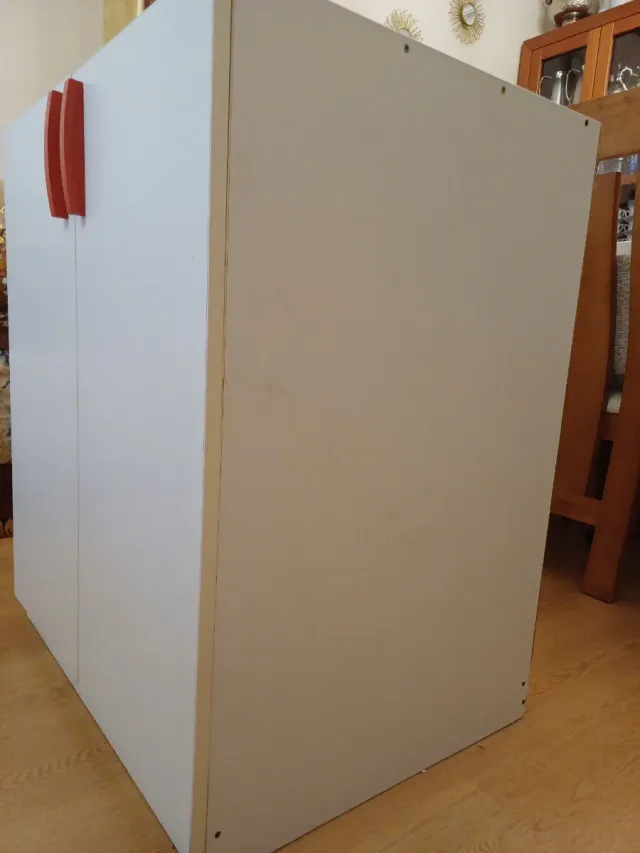 Mueble blanco con tiradores rojos