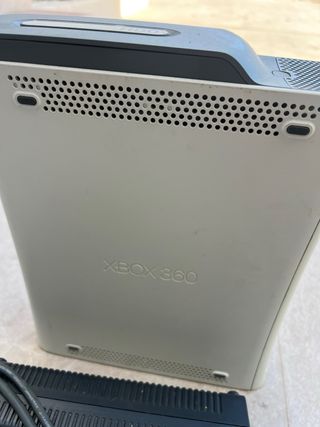 Xbox 360 con 2 mandos y accesorios. Incluye juegos