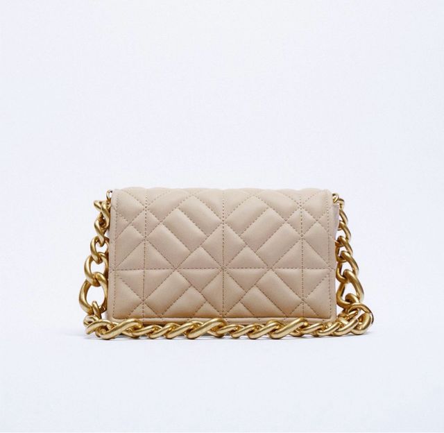 Bolso acolchado con cadena dorada
