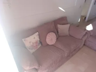 Sofá marrón topo de pana con cojines