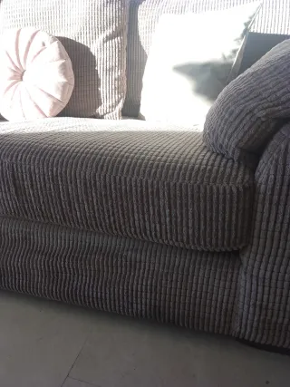 Sofá marrón topo de pana con cojines