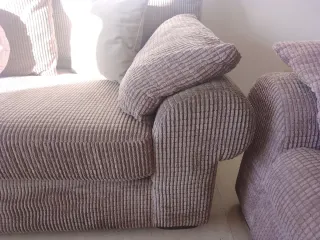 Sofá marrón topo de pana con cojines